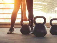 4 упражнения с гирей для роста мышц и функциональной силы