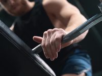 Почему профессионалы выбирают «обезьяний» хват для жимов