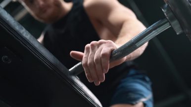 Почему профессионалы выбирают обезьяний хват для жимов