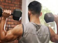 Мощные плечи без боли в суставах: тренировка с суперсетом