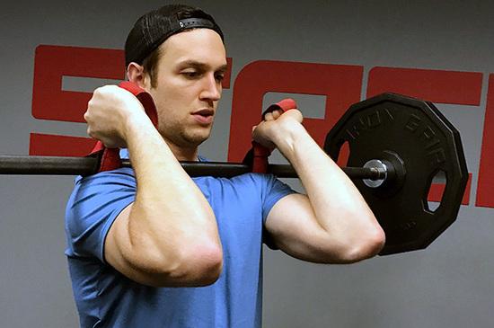 модифицированный хват с использованием кистевых ремней для фронтальных приседов