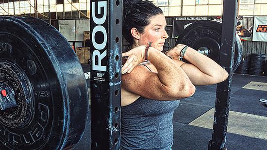 обычный хват для фронтальных приседаний