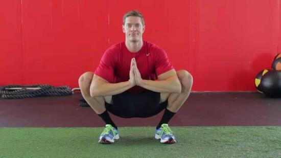 растяжка для приседаний мужчины